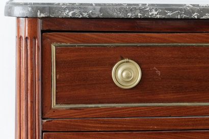 Commode d'époque Louis XVI ouvrant par trois...