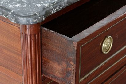 Commode d'époque Louis XVI ouvrant par trois...