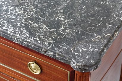 Commode d'époque Louis XVI ouvrant par trois...