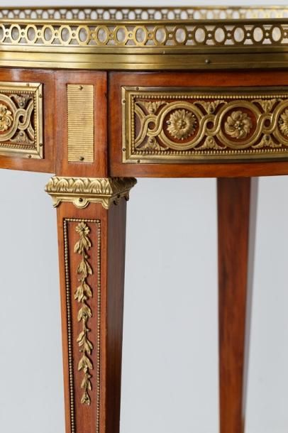 Table de salon ronde de style Louis XVI,...