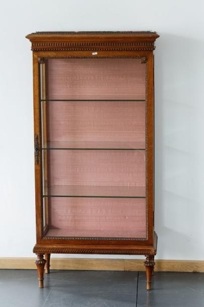 Petite vitrine de style Louis XVI ouvrant...