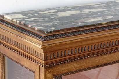 Petite vitrine de style Louis XVI ouvrant...