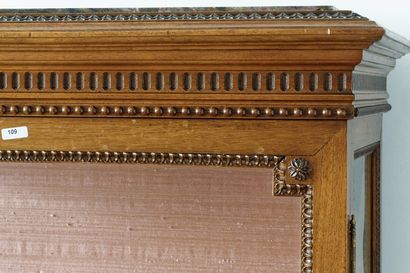 Petite vitrine de style Louis XVI ouvrant...