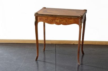 Table à jeu de style Louis XV ouvrant par...