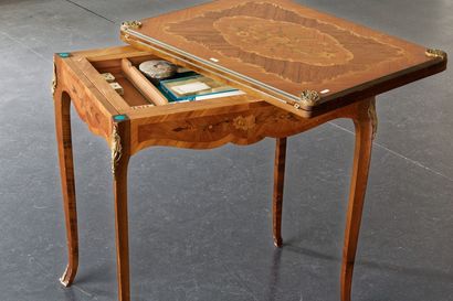 Table à jeu de style Louis XV ouvrant par...