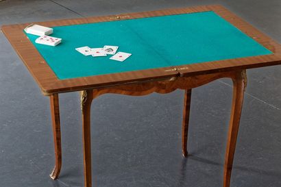 Table à jeu de style Louis XV ouvrant par...