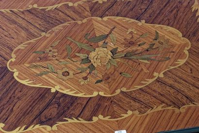 Table à jeu de style Louis XV ouvrant par...