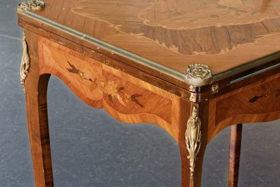 Table à jeu de style Louis XV ouvrant par...
