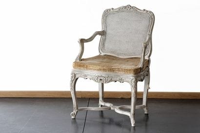 Fauteuil de style Régence, dos à la reine...
