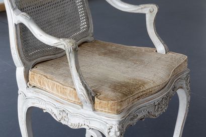 Fauteuil de style Régence, dos à la reine...