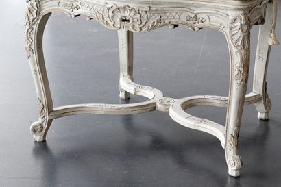 Fauteuil de style Régence, dos à la reine...