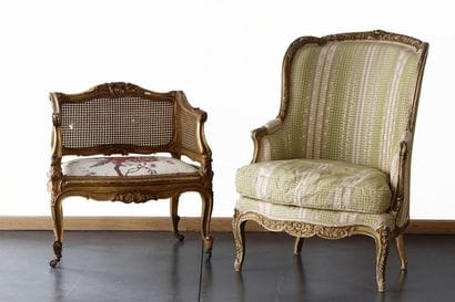 Une petite banquette et une bergère de style...