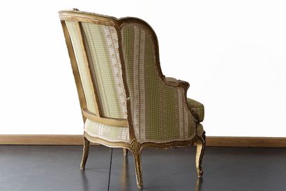 Une petite banquette et une bergère de style...