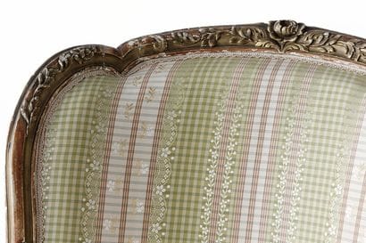 Une petite banquette et une bergère de style...