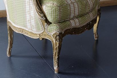 Une petite banquette et une bergère de style...