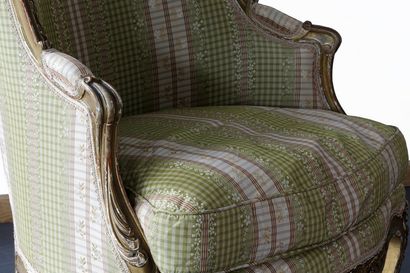 Une petite banquette et une bergère de style...