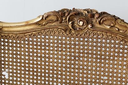 Une petite banquette et une bergère de style...