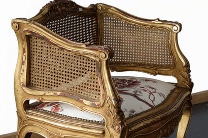 Une petite banquette et une bergère de style...