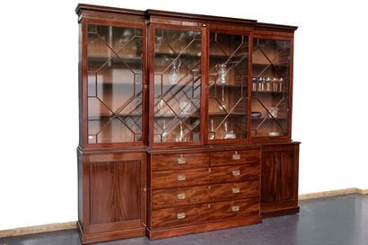 Vitrine double-corps ouvrant par quatre vantaux...