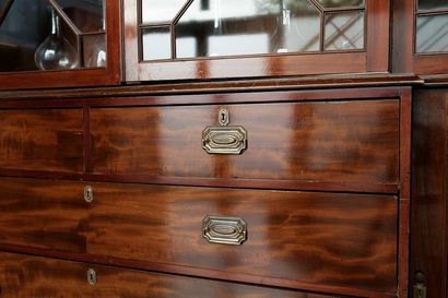 Vitrine double-corps ouvrant par quatre vantaux...