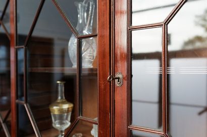 Vitrine double-corps ouvrant par quatre vantaux...