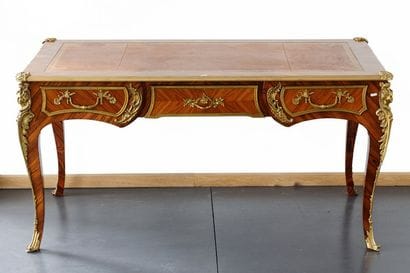 Bureau plat de style Louis XV ouvrant par...