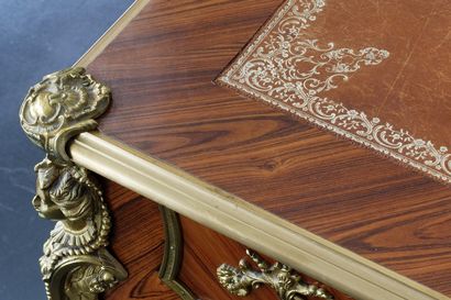 Bureau plat de style Louis XV ouvrant par...