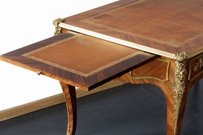 Bureau plat de style Louis XV ouvrant par...