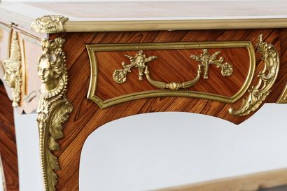Bureau plat de style Louis XV ouvrant par...