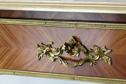 Bureau plat de style Louis XV ouvrant par...