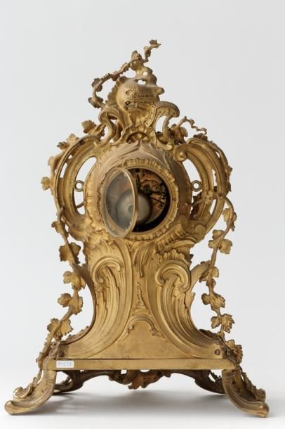 Pendule de style Louis XV aux putti vendangeurs,...