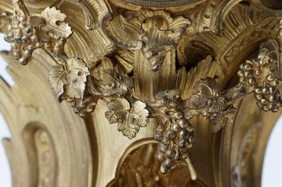 Pendule de style Louis XV aux putti vendangeurs,...