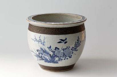 CHINE
Bassin à décor d'un semis de fleurs,...