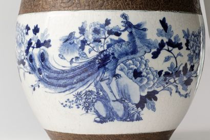 CHINE
Bassin à décor d'un semis de fleurs,...