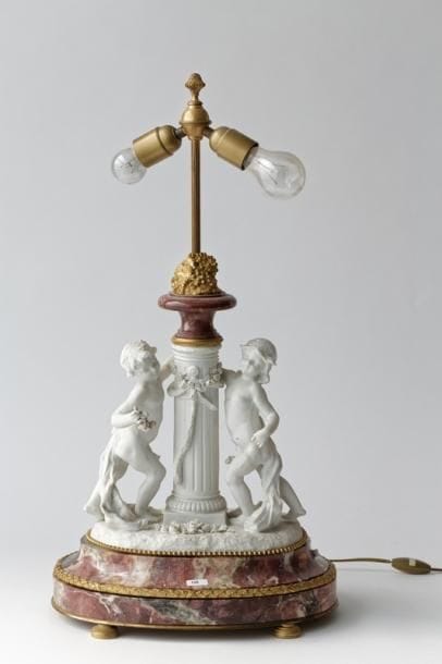 Important pied de lampe aux amours, travail...