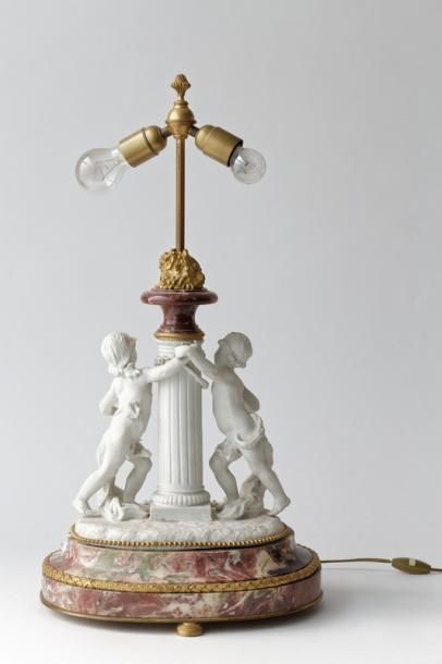 Important pied de lampe aux amours, travail...