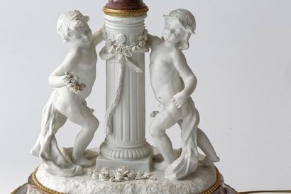 Important pied de lampe aux amours, travail...