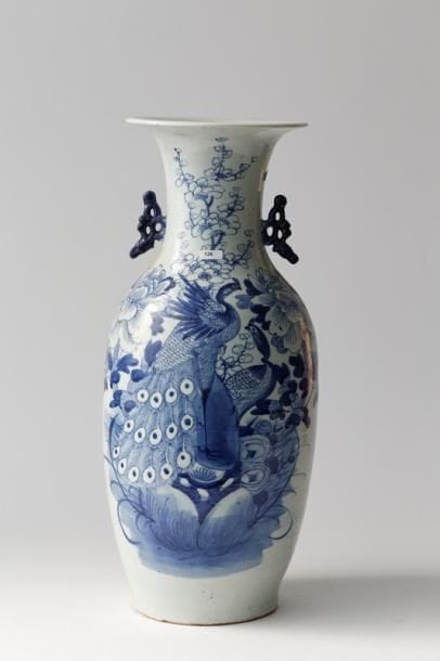 CHINE
Grand vase ansé à décor de paons en...