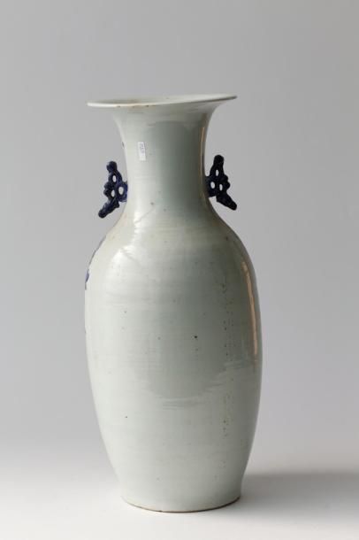 CHINE
Grand vase ansé à décor de paons en...