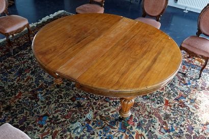 Grande table ronde de salle à manger d'époque...