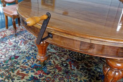 Grande table ronde de salle à manger d'époque...