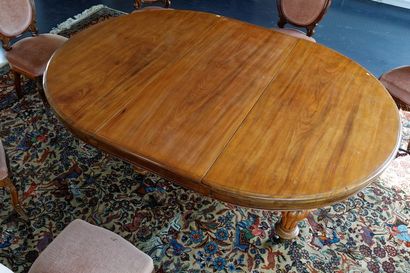 Grande table ronde de salle à manger d'époque...