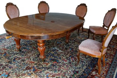 Grande table ronde de salle à manger d'époque...