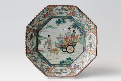 CHINE
Plat octogonal à décor animé en émaux...