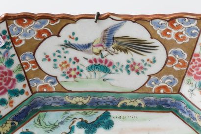 CHINE
Plat octogonal à décor animé en émaux...