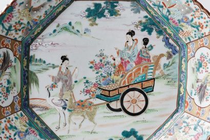 CHINE
Plat octogonal à décor animé en émaux...