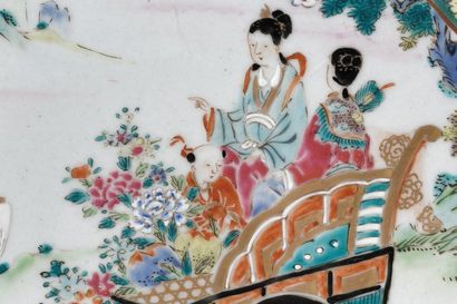 CHINE
Plat octogonal à décor animé en émaux...