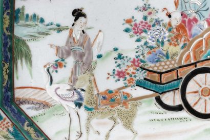 CHINE
Plat octogonal à décor animé en émaux...