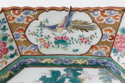 CHINE
Plat octogonal à décor animé en émaux...