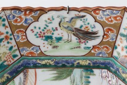 CHINE
Plat octogonal à décor animé en émaux...